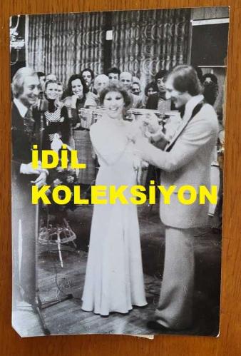 ŞARKICI ve SÖZ YAZARI NİLÜFER'İN ORİJİNAL AJANS-BASIN FOTOĞRAFI (NİLÜFER YUMLU) - 18 x 12 cm EBADINDA - NİLÜFER, RIZA SİLAHLIPODA İLE HİLTON OTELİ'NDEKİ BALODA NİŞANLANIRKEN ÇEKİLMİŞ BİR KARE. HALİT KIVANÇ ve MÜZEYYEN SENAR DA KADRAJDA YER ALMAKTADIR (BÜLENT DENLİ)