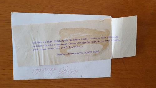 ŞARKICI ve SÖZ YAZARI NİLÜFER'İN ORİJİNAL AJANS-BASIN FOTOĞRAFI (NİLÜFER YUMLU) - 18 x 12 cm EBADINDA - NİLÜFER, RIZA SİLAHLIPODA İLE HİLTON OTELİ'NDEKİ BALODA NİŞANLANIRKEN ÇEKİLMİŞ BİR KARE. HALİT KIVANÇ ve MÜZEYYEN SENAR DA KADRAJDA YER ALMAKTADIR (BÜLENT DENLİ)