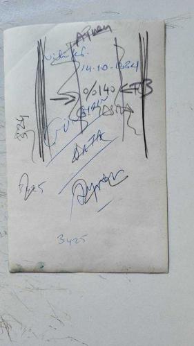 ŞARKICI ve SÖZ YAZARI NİLÜFER'İN ORİJİNAL AJANS-BASIN FOTOĞRAFI (NİLÜFER YUMLU) - 18 x 12 cm EBADINDA - NİLÜFER, SAHNEDE OTURARAK ŞARKI OKURKEN ÇEKİLMİŞ BİR KARE. 14 EKİM 1984