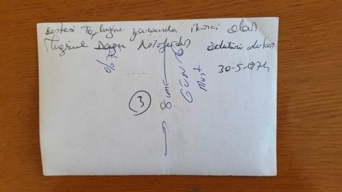 ŞARKICI ve SÖZ YAZARI NİLÜFER'İN ORİJİNAL AJANS-BASIN FOTOĞRAFI (NİLÜFER YUMLU) - 18 x 12 cm EBADINDA - NİLÜFER, HAFİF MÜZİK DERNEĞİ TOPLUİĞNE BESTE YARIŞMASI'NDA İKİNCİ OLAN TUĞRUL DOĞU'YA ÖDÜLÜNÜ VERİRKEN ÇEKİLMİŞ BİR KARE. 30 MAYIS 1974