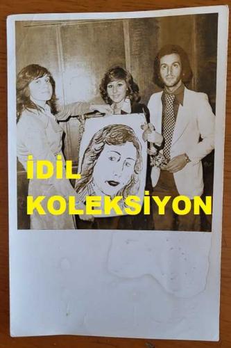 ŞARKICI ve SÖZ YAZARI NİLÜFER'İN ORİJİNAL AJANS-BASIN FOTOĞRAFI (NİLÜFER YUMLU) - 18 x 12 cm EBADINDA - NİLÜFER, KENDİSİNE TAKDİM EDİLEN PORTRESİYLE POZ VERİRKEN ÇEKİLMİŞ BİR KARE