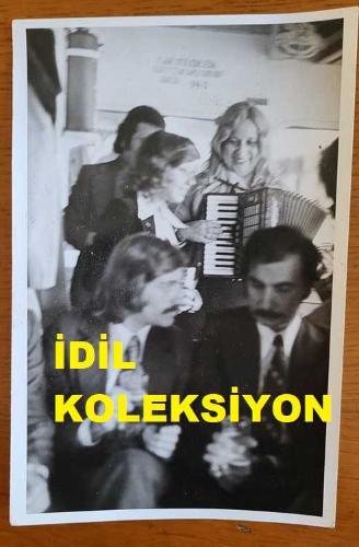 ŞARKICI ve SÖZ YAZARI NİLÜFER'İN ORİJİNAL AJANS-BASIN FOTOĞRAFI (NİLÜFER YUMLU) - 18 x 12 cm EBADINDA - NİLÜFER, RIZA SİLAHLIPODA İLE AYNI KAREDE (AÇIKLAMAYI OKUYUNUZ)