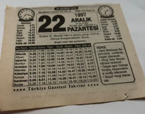 22 Aralık 1997-Orijinal Takvim Yaprağı-Doğum Günü-Söz,Nişan,Nikâh,Düğün ve Önemli Günler Hediyesi-Türkiye Gazetesi Takvimi-Ayet,Hadis (Vergi)-Sultan III.Murad Han'ın Taht'a çıkışı(1574)-Dünya kooperatifçilik Günü-Kovulan Mal Sahibi-Erkek:Abdülbaki,Kız:Fetanet