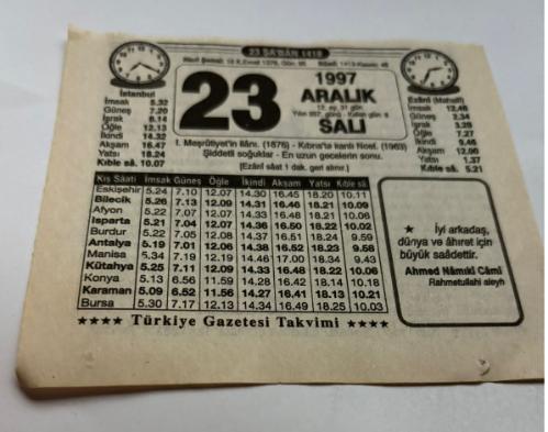 23 Aralık 1997-Orijinal Takvim Yaprağı-Doğum Günü-Söz,Nişan,Nikâh,Düğün ve Önemli Günler Hediyesi-Türkiye Gazetesi Takvimi-Ayet,Hadis (Ahmet Namıki Cami)-I.Meşrutiyet'in İlanı(1876)-Kıbrıs'ta kanlı Noel(1963)-Şiddetli Soğuklar-en Uzun gecelerin sonu-Şehid Kime Denir-Erkek:Eyyub,Kız:Emel