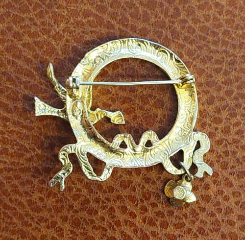 Avrupa, Kalp Taşıyan Kuş Temalı Yaka Broş'u. Altın Tonlu Zarif Bir Ürün (Sallantılı). Kalp ve Çiçeklerle Süslenmiş. Çelenk Bağlantılı, Klipsli İğne. Korunmuş ve İyi Durumda. 1970-1980'ler den. (Anneler Günü ve Sevgiler Günü İçin Mükemmel Bir Hediye.)