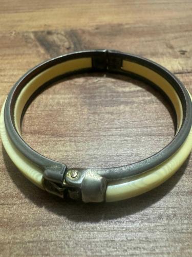 Vintage Pirinç Geçmeli Kemik Görünümlü Kelepçe Bileklik Retro / Vintage dönemine ait, zamansız bir tasarım. Krem rengi fildişi/kemik görünümlü dokulu malzeme ve dayanıklı metal gövde.