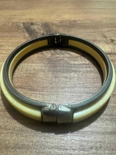 Vintage Pirinç Geçmeli Kemik Görünümlü Kelepçe Bileklik Retro / Vintage dönemine ait, zamansız bir tasarım. Krem rengi fildişi/kemik görünümlü dokulu malzeme ve dayanıklı metal gövde.