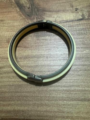 Vintage Pirinç Geçmeli Kemik Görünümlü Kelepçe Bileklik Retro / Vintage dönemine ait, zamansız bir tasarım. Krem rengi fildişi/kemik görünümlü dokulu malzeme ve dayanıklı metal gövde.