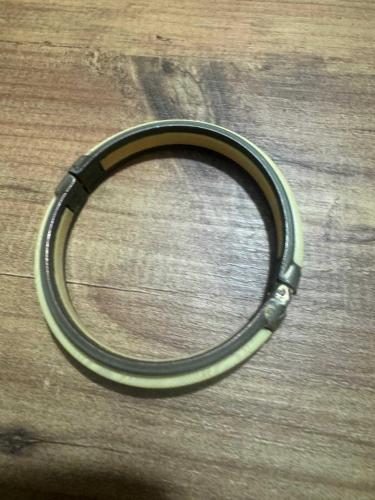 Vintage Pirinç Geçmeli Kemik Görünümlü Kelepçe Bileklik Retro / Vintage dönemine ait, zamansız bir tasarım. Krem rengi fildişi/kemik görünümlü dokulu malzeme ve dayanıklı metal gövde.