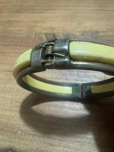 Vintage Pirinç Geçmeli Kemik Görünümlü Kelepçe Bileklik Retro / Vintage dönemine ait, zamansız bir tasarım. Krem rengi fildişi/kemik görünümlü dokulu malzeme ve dayanıklı metal gövde.