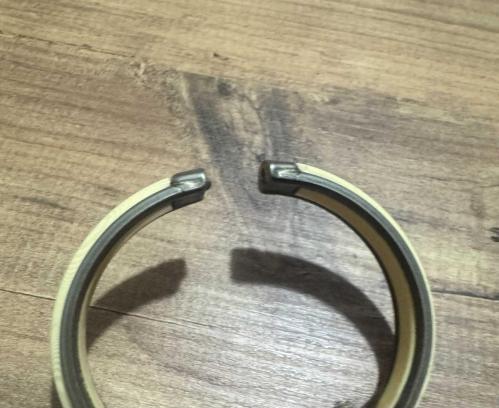 Vintage Pirinç Geçmeli Kemik Görünümlü Kelepçe Bileklik Retro / Vintage dönemine ait, zamansız bir tasarım. Krem rengi fildişi/kemik görünümlü dokulu malzeme ve dayanıklı metal gövde.