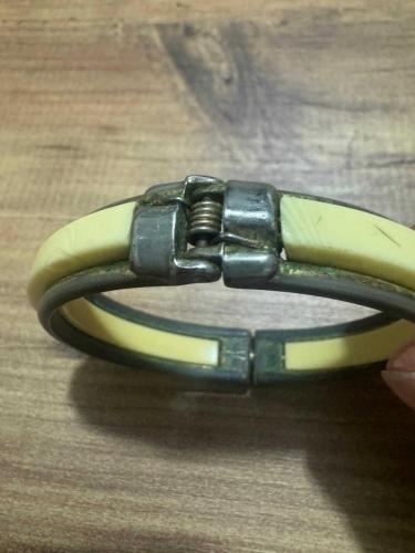 Vintage Pirinç Geçmeli Kemik Görünümlü Kelepçe Bileklik Retro / Vintage dönemine ait, zamansız bir tasarım. Krem rengi fildişi/kemik görünümlü dokulu malzeme ve dayanıklı metal gövde.
