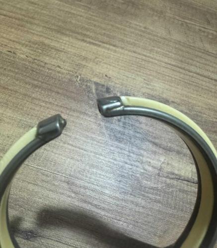 Vintage Pirinç Geçmeli Kemik Görünümlü Kelepçe Bileklik Retro / Vintage dönemine ait, zamansız bir tasarım. Krem rengi fildişi/kemik görünümlü dokulu malzeme ve dayanıklı metal gövde.