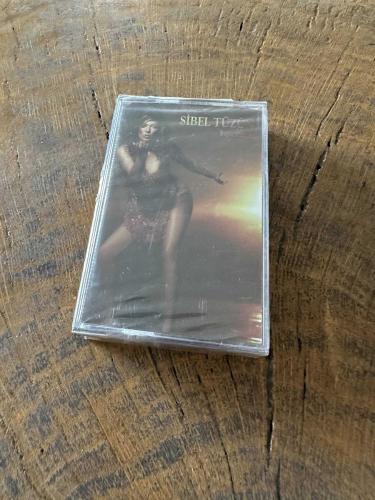 SİBEL TÜZÜN – KIPKIRMIZI – KASET (JELATİNİNDE)
