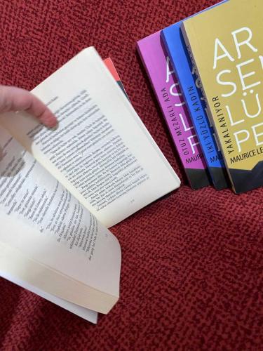 Arsen Lüpen - Otuz Mezarlı Ada + İki Yüzlü Kadın + Mavi Gözlü İngiliz Kızı + Yakalanıyor + Jim Barnet Müfettiş Bechoux + Altın Üçgen (6 kitap)