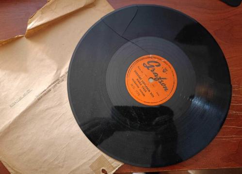 Derdimi Söylesem Ben Kara Taşa - Bir Dalda İki Elma / Muzaffer Akgün ( 78 Devir TAŞ PLAK) (Kırıktır)