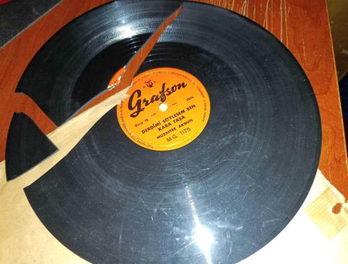 Derdimi Söylesem Ben Kara Taşa - Bir Dalda İki Elma / Muzaffer Akgün ( 78 Devir TAŞ PLAK) (Kırıktır)