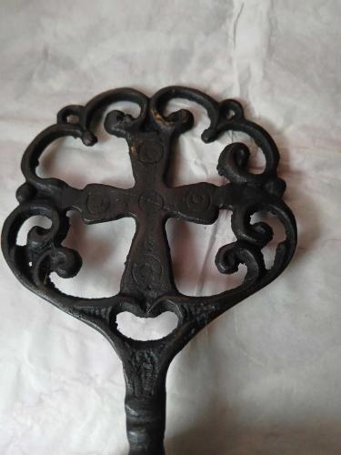 Masa üstü bronz haç