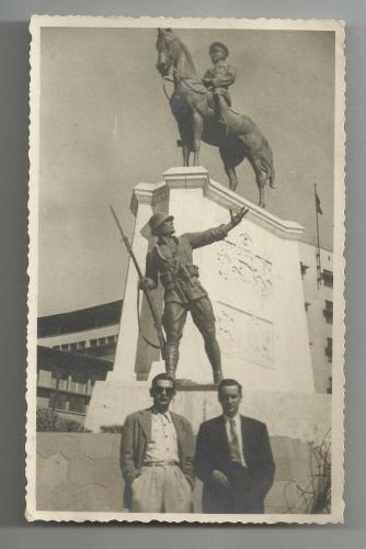ANKARA ULUS MEYDANI'NDA İKİ BEYEFENDİNİN HATIRA FOTOĞRAFI...