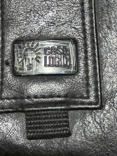 Case Logic 8 Bölmeli Fonksiyonel Organizer Çanta - Çok Temiz Case Logic kalitesiyle tasarlanmış, tam bir düzenleyici (organizer) ürünüdür. Toplam 8 farklı bölmesi sayesinde kablo, hafıza kartı, batarya, telefon veya kompakt kamera gibi tüm eşyalarınızı birbirine karışmadan taşıyabilirsiniz. 8 ayrı fonksiyonel bölme ve cep (iç ve dış toplam). Siyah şık deri görünümü, darbelere karşı korunaklı yapı. Elde taşıma sapı ve bel kemerine takma halkası/aparatı mevcuttur.