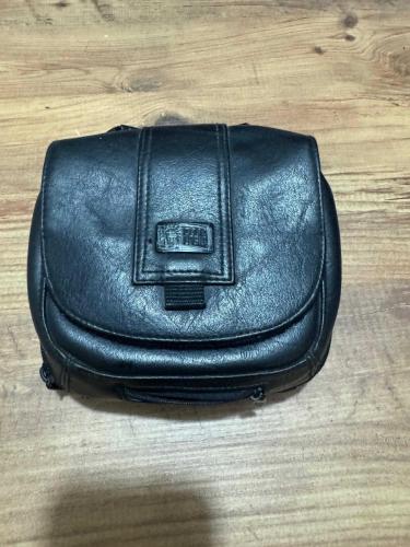 Case Logic 8 Bölmeli Fonksiyonel Organizer Çanta - Çok Temiz Case Logic kalitesiyle tasarlanmış, tam bir düzenleyici (organizer) ürünüdür. Toplam 8 farklı bölmesi sayesinde kablo, hafıza kartı, batarya, telefon veya kompakt kamera gibi tüm eşyalarınızı birbirine karışmadan taşıyabilirsiniz. 8 ayrı fonksiyonel bölme ve cep (iç ve dış toplam). Siyah şık deri görünümü, darbelere karşı korunaklı yapı. Elde taşıma sapı ve bel kemerine takma halkası/aparatı mevcuttur.