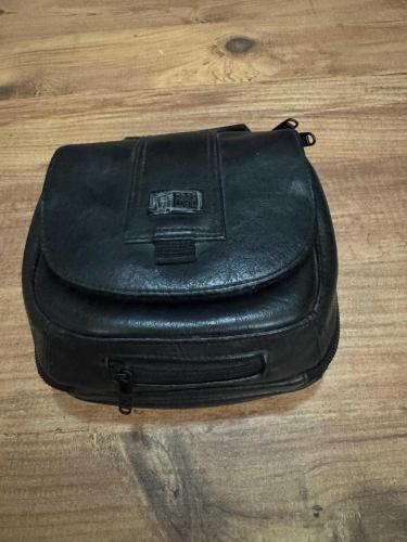 Case Logic 8 Bölmeli Fonksiyonel Organizer Çanta - Çok Temiz Case Logic kalitesiyle tasarlanmış, tam bir düzenleyici (organizer) ürünüdür. Toplam 8 farklı bölmesi sayesinde kablo, hafıza kartı, batarya, telefon veya kompakt kamera gibi tüm eşyalarınızı birbirine karışmadan taşıyabilirsiniz. 8 ayrı fonksiyonel bölme ve cep (iç ve dış toplam). Siyah şık deri görünümü, darbelere karşı korunaklı yapı. Elde taşıma sapı ve bel kemerine takma halkası/aparatı mevcuttur.