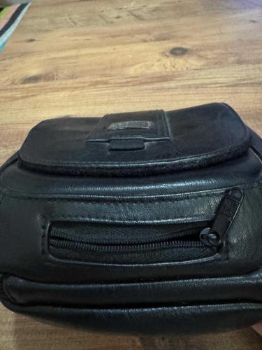 Case Logic 8 Bölmeli Fonksiyonel Organizer Çanta - Çok Temiz Case Logic kalitesiyle tasarlanmış, tam bir düzenleyici (organizer) ürünüdür. Toplam 8 farklı bölmesi sayesinde kablo, hafıza kartı, batarya, telefon veya kompakt kamera gibi tüm eşyalarınızı birbirine karışmadan taşıyabilirsiniz. 8 ayrı fonksiyonel bölme ve cep (iç ve dış toplam). Siyah şık deri görünümü, darbelere karşı korunaklı yapı. Elde taşıma sapı ve bel kemerine takma halkası/aparatı mevcuttur.