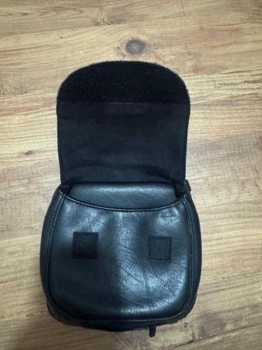 Case Logic 8 Bölmeli Fonksiyonel Organizer Çanta - Çok Temiz Case Logic kalitesiyle tasarlanmış, tam bir düzenleyici (organizer) ürünüdür. Toplam 8 farklı bölmesi sayesinde kablo, hafıza kartı, batarya, telefon veya kompakt kamera gibi tüm eşyalarınızı birbirine karışmadan taşıyabilirsiniz. 8 ayrı fonksiyonel bölme ve cep (iç ve dış toplam). Siyah şık deri görünümü, darbelere karşı korunaklı yapı. Elde taşıma sapı ve bel kemerine takma halkası/aparatı mevcuttur.