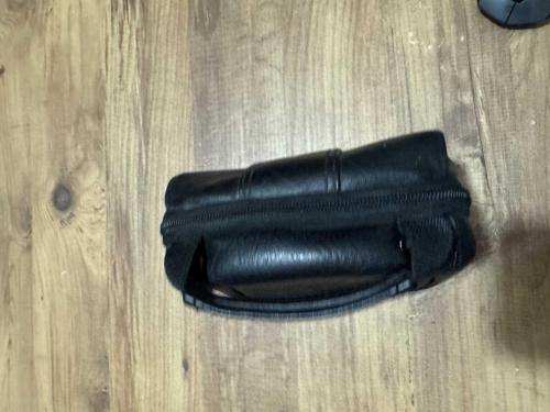 Case Logic 8 Bölmeli Fonksiyonel Organizer Çanta - Çok Temiz Case Logic kalitesiyle tasarlanmış, tam bir düzenleyici (organizer) ürünüdür. Toplam 8 farklı bölmesi sayesinde kablo, hafıza kartı, batarya, telefon veya kompakt kamera gibi tüm eşyalarınızı birbirine karışmadan taşıyabilirsiniz. 8 ayrı fonksiyonel bölme ve cep (iç ve dış toplam). Siyah şık deri görünümü, darbelere karşı korunaklı yapı. Elde taşıma sapı ve bel kemerine takma halkası/aparatı mevcuttur.