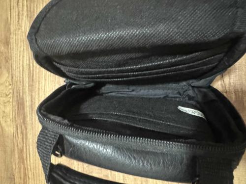 Case Logic 8 Bölmeli Fonksiyonel Organizer Çanta - Çok Temiz Case Logic kalitesiyle tasarlanmış, tam bir düzenleyici (organizer) ürünüdür. Toplam 8 farklı bölmesi sayesinde kablo, hafıza kartı, batarya, telefon veya kompakt kamera gibi tüm eşyalarınızı birbirine karışmadan taşıyabilirsiniz. 8 ayrı fonksiyonel bölme ve cep (iç ve dış toplam). Siyah şık deri görünümü, darbelere karşı korunaklı yapı. Elde taşıma sapı ve bel kemerine takma halkası/aparatı mevcuttur.