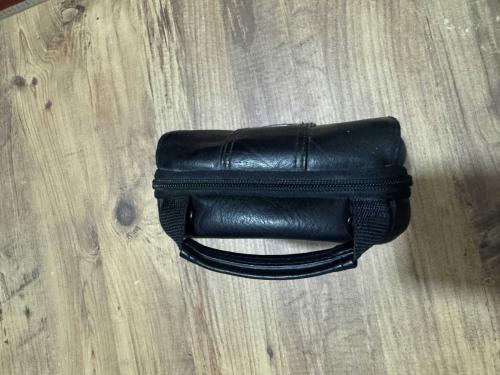 Case Logic 8 Bölmeli Fonksiyonel Organizer Çanta - Çok Temiz Case Logic kalitesiyle tasarlanmış, tam bir düzenleyici (organizer) ürünüdür. Toplam 8 farklı bölmesi sayesinde kablo, hafıza kartı, batarya, telefon veya kompakt kamera gibi tüm eşyalarınızı birbirine karışmadan taşıyabilirsiniz. 8 ayrı fonksiyonel bölme ve cep (iç ve dış toplam). Siyah şık deri görünümü, darbelere karşı korunaklı yapı. Elde taşıma sapı ve bel kemerine takma halkası/aparatı mevcuttur.