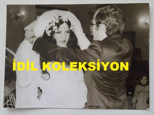 ŞANTÖZ AYLA AKINCI'NIN ORİJİNAL FOTOĞRAFI - 18 x 13 cm EBADINDA - AYLA AKINCI, TUNCAY ERENAY İLE EVLENİRKEN DÜĞÜNDE DUVAĞININ AÇILDIĞI ANDA ÇEKİLMİŞ BİR KARE