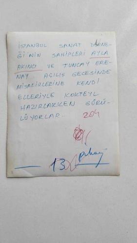 ŞANTÖZ AYLA AKINCI'NIN ORİJİNAL FOTOĞRAFI - 19 x 14,5 cm EBADINDA - AYLA AKINCI,  EŞİ TUNCAY ERENAY İLE AÇMIŞ OLDUĞU İSTANBUL SANAT DERNEĞİ'NİN AÇILIŞINDA KONUKLAR İÇİN KOKTEYL HAZIRLARKEN ÇEKİLMİŞ BİR KARE