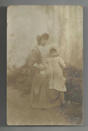 YABANCI ANNE VE SEVİMLİ BEBEĞİ ESKİ FOTOĞRAF...