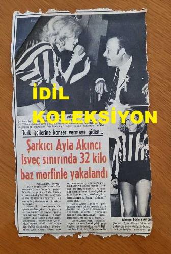 ŞANTÖZ AYLA AKINCI'NIN GAZETEDEN KESİLME FOTOĞRAFI - 26 x 16 cm EBADINDA - ''ŞARKICI AYLA AKINCI, İSVEÇ SINIRINDA 32 KİLO MORFİNLE YAKALANDI''