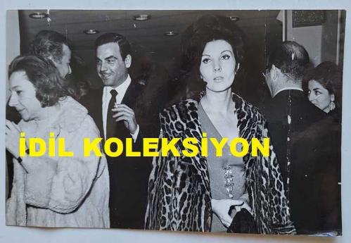 YEŞİLÇAM'IN KRALI AYHAN IŞIK'IN ORİJİNAL FOTOĞRAFI - 18 x 12 cm EBADINDA -  AYHAN IŞIK, BİR KOKTEYLDEYKEN ÇEKİLMİŞ BİR FOTOĞRAF