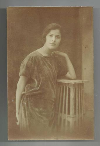 KISA SAÇLI KADİFE ELBİSELİ ESKİ BİR HANIM FOTOĞRAFI...