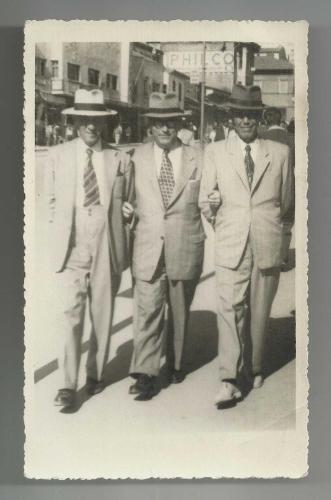 CADDEDE YÜRÜYEN FÖTR ŞAPKALI ŞIK BEYLERİN FOTOĞRAFI...