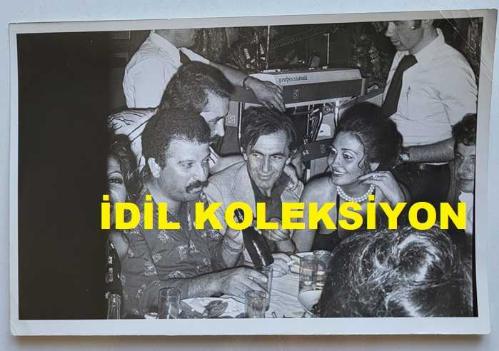 AYDEMİR AKBAŞ'IN ORİJİNAL FOTOĞRAFI - 18 x 12 cm EBADINDA - AYDEMİR AKBAŞ, BİR MEKANDA DOSTLARIYLA AKŞAM YEMEĞİNDE İÇERKEN ÇEKİLMİŞ BİR KARE