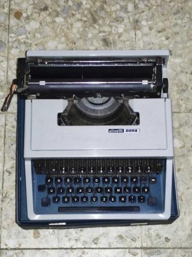 20313-MUHTEŞEM GÜZELLİKDE OLİVETTİ DORA F KLAVYE DAKTİLO