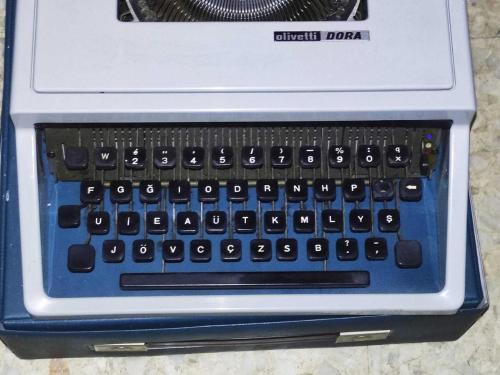 20313-MUHTEŞEM GÜZELLİKDE OLİVETTİ DORA F KLAVYE DAKTİLO