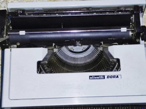 20313-MUHTEŞEM GÜZELLİKDE OLİVETTİ DORA F KLAVYE DAKTİLO