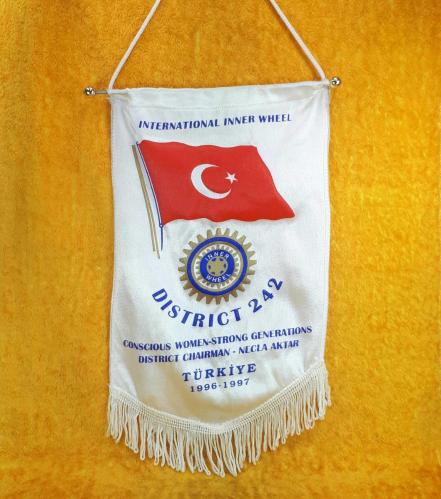 INTERNATIONAL INNER WHEEL DISTRICT 242 TÜRKİYE 1996-1997 TÜRK BAYRAĞI GÖRSELLİ FLAMA