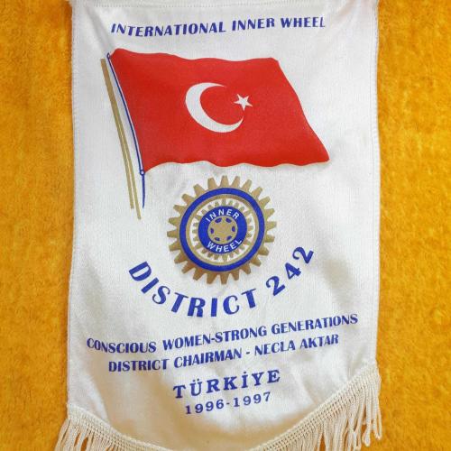 INTERNATIONAL INNER WHEEL DISTRICT 242 TÜRKİYE 1996-1997 TÜRK BAYRAĞI GÖRSELLİ FLAMA
