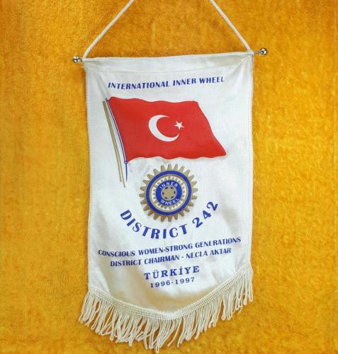 INTERNATIONAL INNER WHEEL DISTRICT 242 TÜRKİYE 1996-1997 TÜRK BAYRAĞI GÖRSELLİ FLAMA