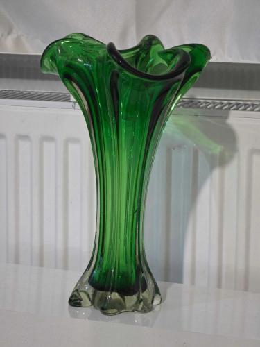 İtalyan Murano Vazo yeşil 20 cm boyunda uzaktan belli olmayan kırık ve çatlak mevcut