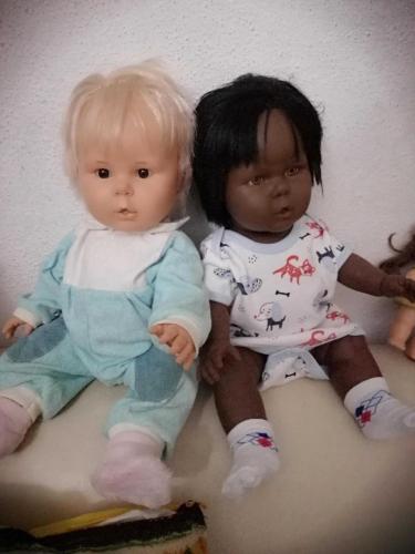 2 ADET BERJUSA DAMGALI ET BEBEKLER, SARI SAÇLI VE KARA BEBEK ERKEK CİNSİYETLİ EĞİTİCİ OYUNCAK BEBEK BOY 45 CM