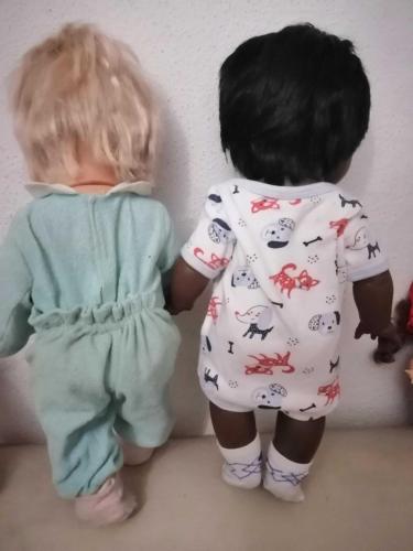 2 ADET BERJUSA DAMGALI ET BEBEKLER, SARI SAÇLI VE KARA BEBEK ERKEK CİNSİYETLİ EĞİTİCİ OYUNCAK BEBEK BOY 45 CM