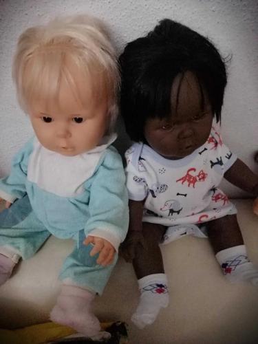 2 ADET BERJUSA DAMGALI ET BEBEKLER, SARI SAÇLI VE KARA BEBEK ERKEK CİNSİYETLİ EĞİTİCİ OYUNCAK BEBEK BOY 45 CM