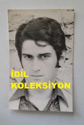 SELÇUK URAL'IN ORİJİNAL FOTOĞRAFI - 14 x 9 cm EBADINDA - SELÇUK URAL, KADRAJA POZ VERİRKEN ÇEKİLMİŞ BİR KARE